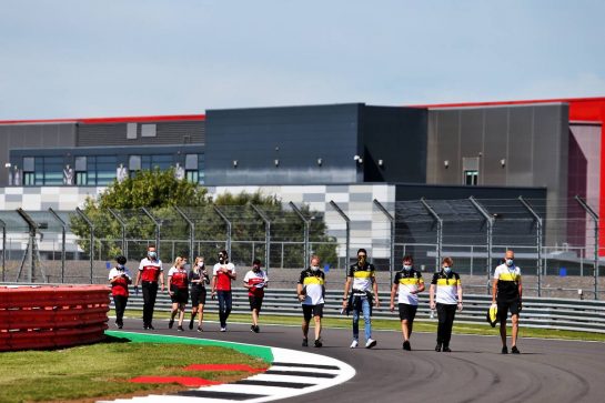 Esteban Ocon (FRA) Renault F1 Team walks the circuit with the team.
30.07.2020. Formula 1 World Championship, Rd 4, British Grand Prix, Silverstone, England, Preparation Day.
- www.xpbimages.com, EMail: requests@xpbimages.com © Copyright: Moy / XPB Images