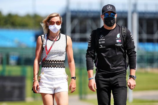 Valtteri Bottas (FIN) Mercedes AMG F1 with his girlfriend Tiffany Cromwell (AUS) Professional Cyclist.
30.07.2020. Formula 1 World Championship, Rd 4, British Grand Prix, Silverstone, England, Preparation Day.
- www.xpbimages.com, EMail: requests@xpbimages.com © Copyright: Batchelor / XPB Images