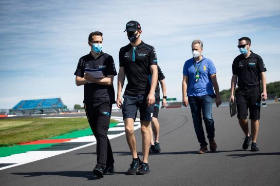 Nicholas Latifi (CDN) Williams Racing walks the circuit with the team.
30.07.2020. Formula 1 World Championship, Rd 4, British Grand Prix, Silverstone, England, Preparation Day.
- www.xpbimages.com, EMail: requests@xpbimages.com © Copyright: Bearne / XPB Images