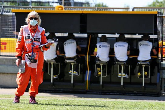 Circuit atmosphere - marshal in the pits.
31.07.2020. Formula 1 World Championship, Rd 4, British Grand Prix, Silverstone, England, Practice Day.
- www.xpbimages.com, EMail: requests@xpbimages.com © Copyright: Moy / XPB Images