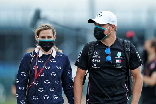 Valtteri Bottas (FIN) Mercedes AMG F1 with his girlfriend Tiffany Cromwell (AUS) Professional Cyclist.
01.08.2020. Formula 1 World Championship, Rd 4, British Grand Prix, Silverstone, England, Qualifying Day.
- www.xpbimages.com, EMail: requests@xpbimages.com © Copyright: Dungan / XPB Images