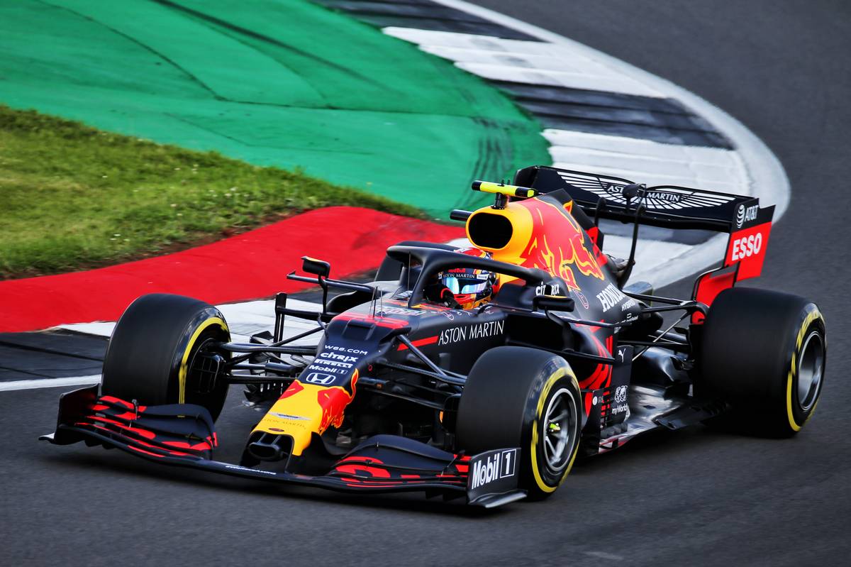 Alexander Albon (THA) Red Bull Racing RB16.
