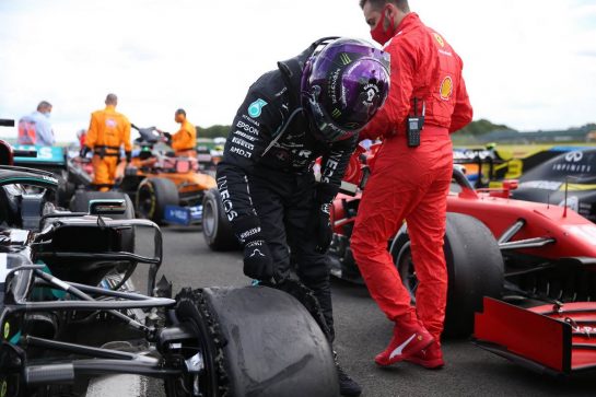 Race winner Lewis Hamilton (GBR) Mercedes AMG F1 W11 in parc ferme with a puncture.
02.08.2020. Formula 1 World Championship, Rd 4, British Grand Prix, Silverstone, England, Race Day.
- www.xpbimages.com, EMail: requests@xpbimages.com © Copyright: Batchelor / XPB Images