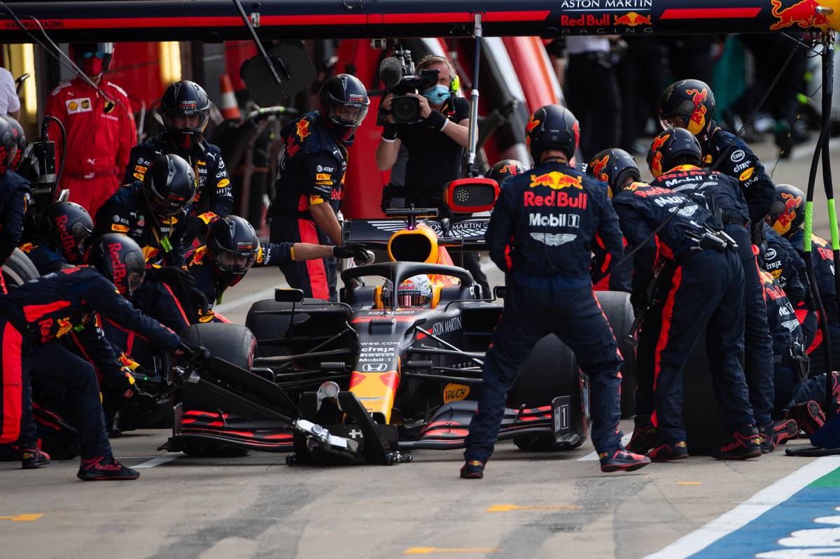 Max Verstappen (NLD) Red Bull Racing RB16 makes a pit stop.
