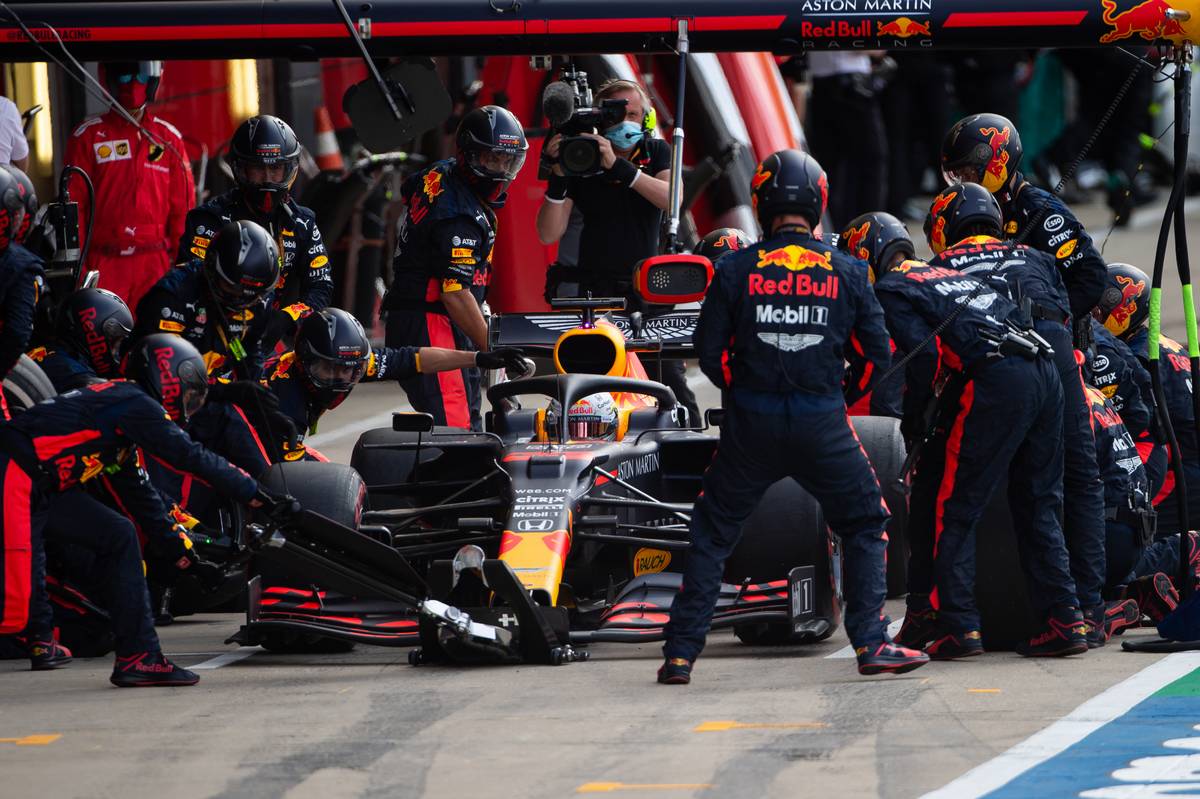 Max Verstappen (NLD) Red Bull Racing RB16 makes a pit stop. 