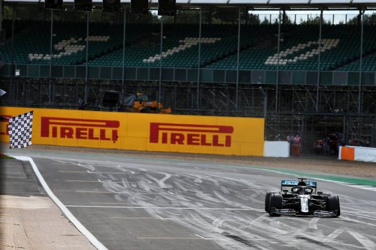 Race winner Lewis Hamilton (GBR) Mercedes AMG F1 W11 takes the chequered flag at the end of the race with a puncture.
02.08.2020. Formula 1 World Championship, Rd 4, British Grand Prix, Silverstone, England, Race Day.
- www.xpbimages.com, EMail: requests@xpbimages.com © Copyright: Moy / XPB Images