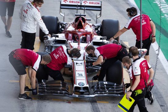 Kimi Raikkonen (FIN) Alfa Romeo Racing C39 changes a front wing.
07.08.2020. Formula 1 World Championship, Rd 5, 70th Anniversary Grand Prix, Silverstone, England, Practice Day.
- www.xpbimages.com, EMail: requests@xpbimages.com © Copyright: Bearne / XPB Images