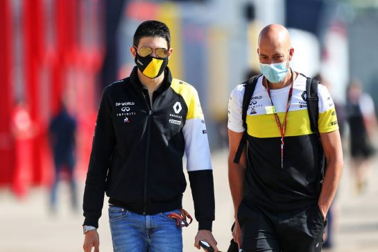 Esteban Ocon (FRA) Renault F1 Team with Dan Williams (GBR) Renault F1 Team Personal Trainer.
08.08.2020. Formula 1 World Championship, Rd 5, 70th Anniversary Grand Prix, Silverstone, England, Qualifying Day.
- www.xpbimages.com, EMail: requests@xpbimages.com © Copyright: Moy / XPB Images