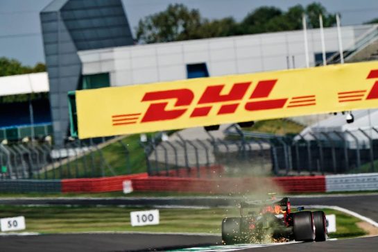 Alexander Albon (THA) Red Bull Racing RB16 sends sparks flying.
08.08.2020. Formula 1 World Championship, Rd 5, 70th Anniversary Grand Prix, Silverstone, England, Qualifying Day.
- www.xpbimages.com, EMail: requests@xpbimages.com © Copyright: Dungan / XPB Images