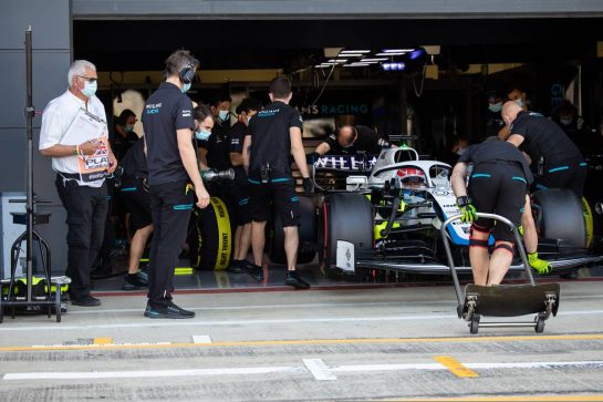 Circuit atmosphere - scrutineer.
08.08.2020. Formula 1 World Championship, Rd 5, 70th Anniversary Grand Prix, Silverstone, England, Qualifying Day.
- www.xpbimages.com, EMail: requests@xpbimages.com © Copyright: Bearne / XPB Images