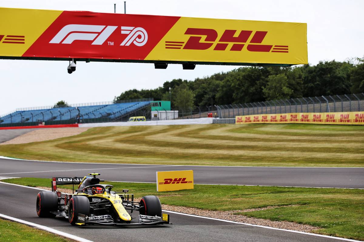 Esteban Ocon (FRA) Renault F1 Team RS20.