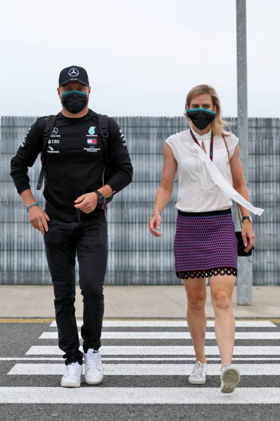Valtteri Bottas (FIN) Mercedes AMG F1 with his girlfriend Tiffany Cromwell (AUS) Professional Cyclist.
09.08.2020. Formula 1 World Championship, Rd 5, 70th Anniversary Grand Prix, Silverstone, England, Race Day.
- www.xpbimages.com, EMail: requests@xpbimages.com © Copyright: Batchelor / XPB Images