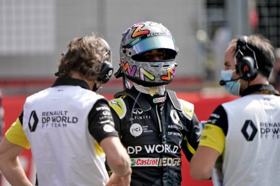 Daniel Ricciardo (AUS) Renault F1 Team on the grid.
09.08.2020. Formula 1 World Championship, Rd 5, 70th Anniversary Grand Prix, Silverstone, England, Race Day.
- www.xpbimages.com, EMail: requests@xpbimages.com © Copyright: Dungan / XPB Images