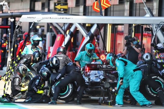 Valtteri Bottas (FIN) Mercedes AMG F1 W11 makes a pit stop.
09.08.2020. Formula 1 World Championship, Rd 5, 70th Anniversary Grand Prix, Silverstone, England, Race Day.
- www.xpbimages.com, EMail: requests@xpbimages.com © Copyright: Moy / XPB Images