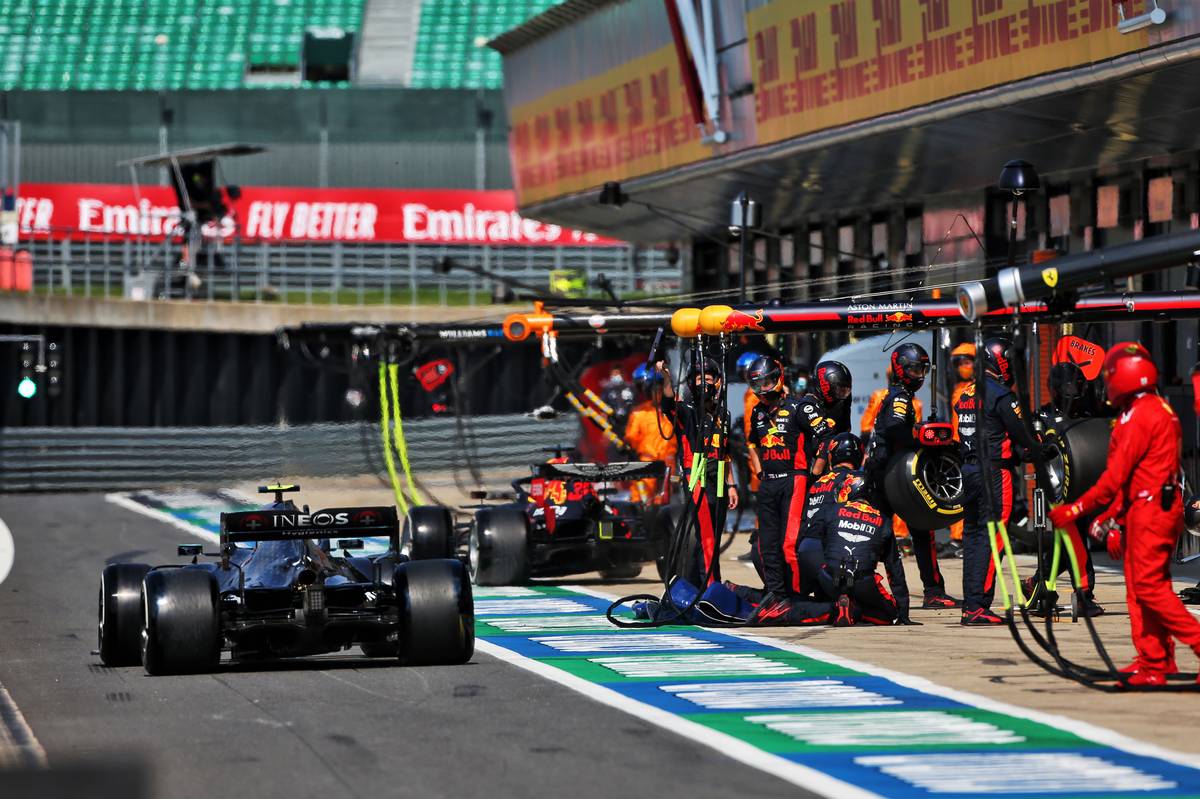 Valtteri Bottas (FIN) Mercedes AMG F1 W11 and Max Verstappen (NLD) Red Bull Racing RB16 leave the pits.
