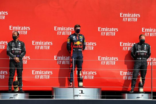 Race winner Max Verstappen (NLD) Red Bull Racing RB16 takes the chequered flag at the end of the race.
09.08.2020. Formula 1 World Championship, Rd 5, 70th Anniversary Grand Prix, Silverstone, England, Race Day.
- www.xpbimages.com, EMail: requests@xpbimages.com © Copyright: Batchelor / XPB Images