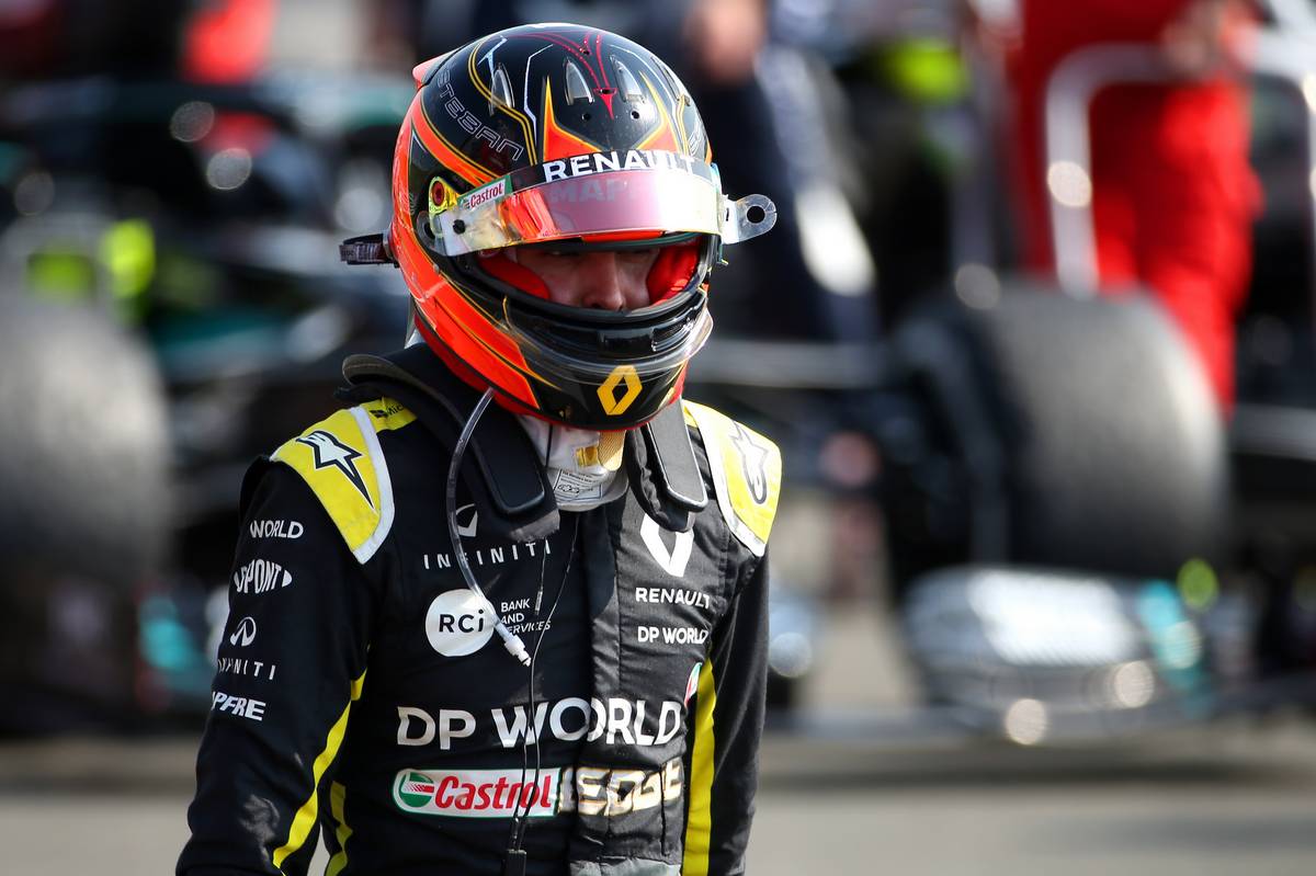 Esteban Ocon (FRA) Renault F1 Team RS20.