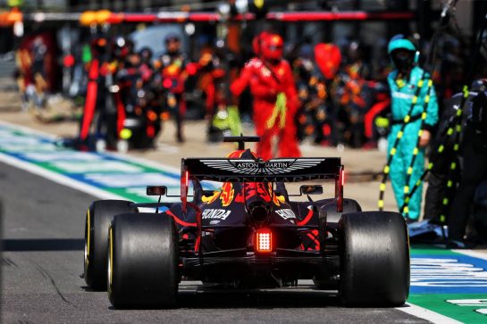 Max Verstappen (NLD) Red Bull Racing RB16 makes a pit stop.
09.08.2020. Formula 1 World Championship, Rd 5, 70th Anniversary Grand Prix, Silverstone, England, Race Day.
- www.xpbimages.com, EMail: requests@xpbimages.com © Copyright: Moy / XPB Images