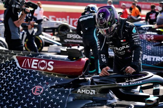 Lewis Hamilton (GBR) Mercedes AMG F1 W11 in parc ferme.
09.08.2020. Formula 1 World Championship, Rd 5, 70th Anniversary Grand Prix, Silverstone, England, Race Day.
- www.xpbimages.com, EMail: requests@xpbimages.com © Copyright: Dungan / XPB Images
