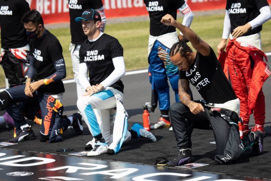 Drivers on the grid with their 'End Racism' pledge Lewis Hamilton (GBR) Mercedes AMG F1.
09.08.2020. Formula 1 World Championship, Rd 5, 70th Anniversary Grand Prix, Silverstone, England, Race Day.
- www.xpbimages.com, EMail: requests@xpbimages.com © Copyright: Bearne / XPB Images