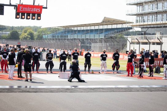 Drivers as the grid observes the national anthem.
09.08.2020. Formula 1 World Championship, Rd 5, 70th Anniversary Grand Prix, Silverstone, England, Race Day.
- www.xpbimages.com, EMail: requests@xpbimages.com © Copyright: Bearne / XPB Images