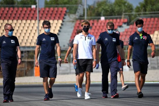 Pierre Gasly (FRA) AlphaTauri walks the circuit with the team.
13.08.2020. Formula 1 World Championship, Rd 6, Spanish Grand Prix, Barcelona, Spain, Preparation Day.
- www.xpbimages.com, EMail: requests@xpbimages.com © Copyright: Batchelor / XPB Images