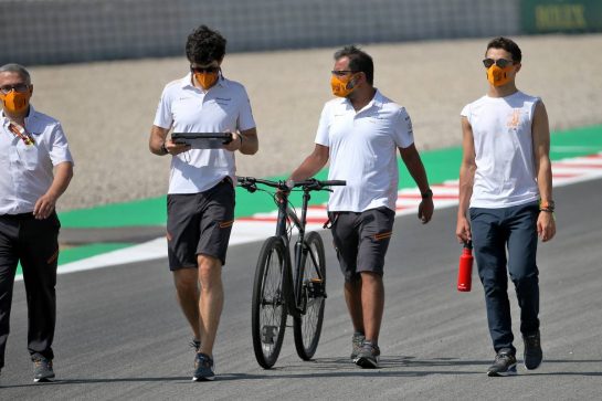 Lando Norris (GBR) McLaren walks the circuit with the team.
13.08.2020. Formula 1 World Championship, Rd 6, Spanish Grand Prix, Barcelona, Spain, Preparation Day.
- www.xpbimages.com, EMail: requests@xpbimages.com © Copyright: Batchelor / XPB Images