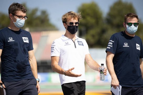 Pierre Gasly (FRA) AlphaTauri walks the circuit with the team.
13.08.2020. Formula 1 World Championship, Rd 6, Spanish Grand Prix, Barcelona, Spain, Preparation Day.
- www.xpbimages.com, EMail: requests@xpbimages.com © Copyright: Bearne / XPB Images