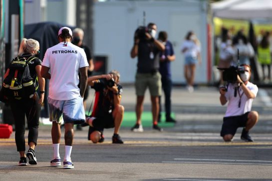 Lewis Hamilton (GBR) Mercedes AMG F1 with Angela Cullen (NZL) Mercedes AMG F1 Physiotherapist.
14.08.2020 Formula 1 World Championship, Rd 6, Spanish Grand Prix, Barcelona, Spain, Practice Day.
- www.xpbimages.com, EMail: requests@xpbimages.com © Copyright: Charniaux / XPB Images