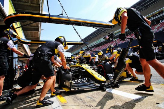 Daniel Ricciardo (AUS) Renault F1 Team RS20 in the pits.
14.08.2020 Formula 1 World Championship, Rd 6, Spanish Grand Prix, Barcelona, Spain, Practice Day.
- www.xpbimages.com, EMail: requests@xpbimages.com © Copyright: Charniaux / XPB Images