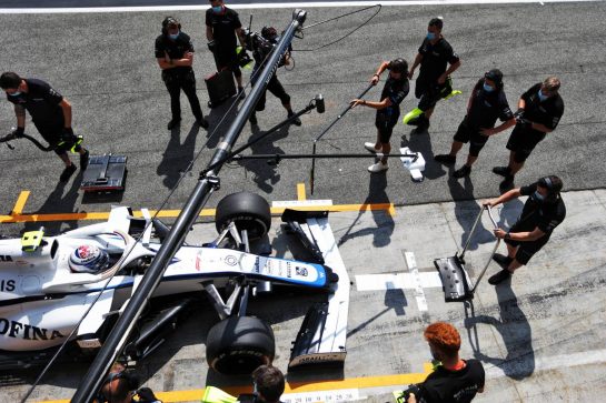 Roy Nissany (ISR) Williams Racing FW43 Test Driver in the pits with George Russell (GBR) Williams Racing holding the lollipop.
14.08.2020 Formula 1 World Championship, Rd 6, Spanish Grand Prix, Barcelona, Spain, Practice Day.
- www.xpbimages.com, EMail: requests@xpbimages.com © Copyright: Bearne / XPB Images