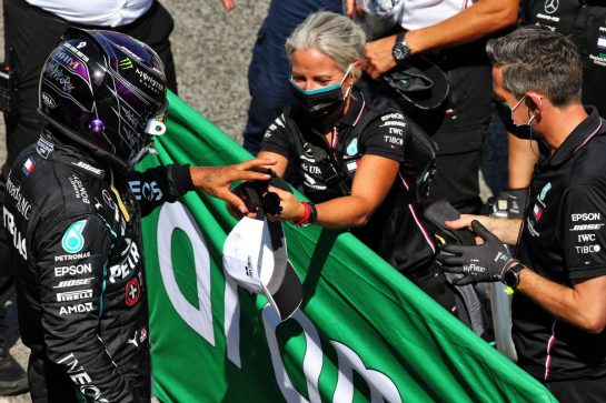 Lewis Hamilton (GBR) Mercedes AMG F1 in qualifying parc ferme with Angela Cullen (NZL) Mercedes AMG F1 Physiotherapist.
15.08.2020. Formula 1 World Championship, Rd 6, Spanish Grand Prix, Barcelona, Spain, Qualifying Day.
- www.xpbimages.com, EMail: requests@xpbimages.com © Copyright: Batchelor / XPB Images