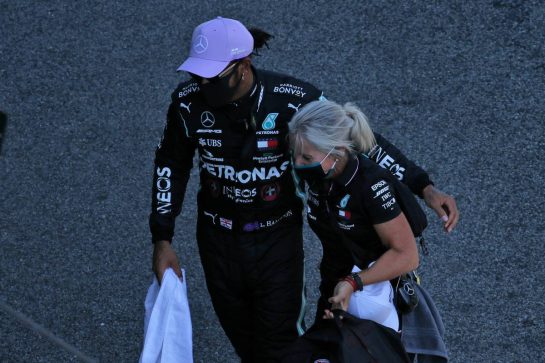 Pole sitter Lewis Hamilton (GBR) Mercedes AMG F1 with Angela Cullen (NZL) Mercedes AMG F1 Physiotherapist in qualifying parc ferme.
15.08.2020. Formula 1 World Championship, Rd 6, Spanish Grand Prix, Barcelona, Spain, Qualifying Day.
- www.xpbimages.com, EMail: requests@xpbimages.com © Copyright: Batchelor / XPB Images