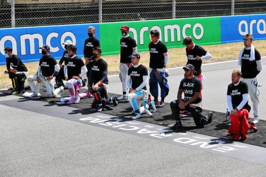 Drivers on the grid with their end racism support.
16.08.2020. Formula 1 World Championship, Rd 6, Spanish Grand Prix, Barcelona, Spain, Race Day.
- www.xpbimages.com, EMail: requests@xpbimages.com © Copyright: Charniaux / XPB Images