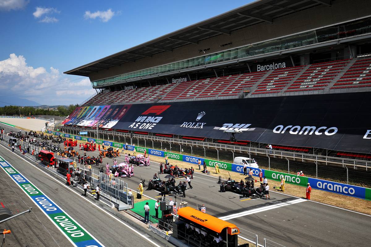 The grid before the start of the race.