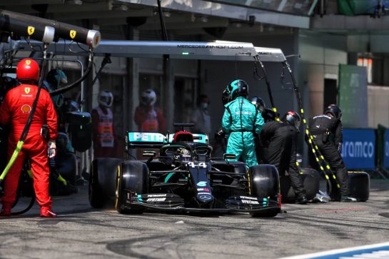 Lewis Hamilton (GBR) Mercedes AMG F1 W11 makes a pit stop.
16.08.2020. Formula 1 World Championship, Rd 6, Spanish Grand Prix, Barcelona, Spain, Race Day.
- www.xpbimages.com, EMail: requests@xpbimages.com © Copyright: Charniaux / XPB Images