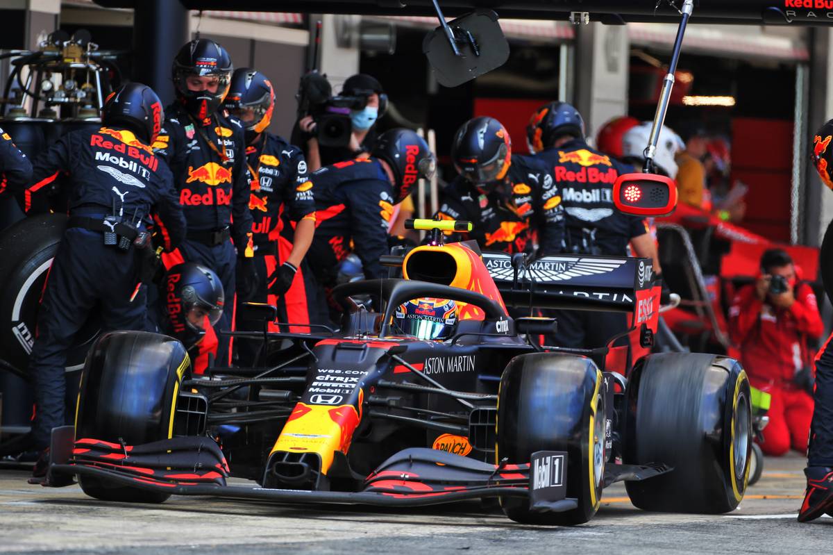 Alexander Albon (THA) Red Bull Racing RB16 makes a pit stop. 16.08.2020.
