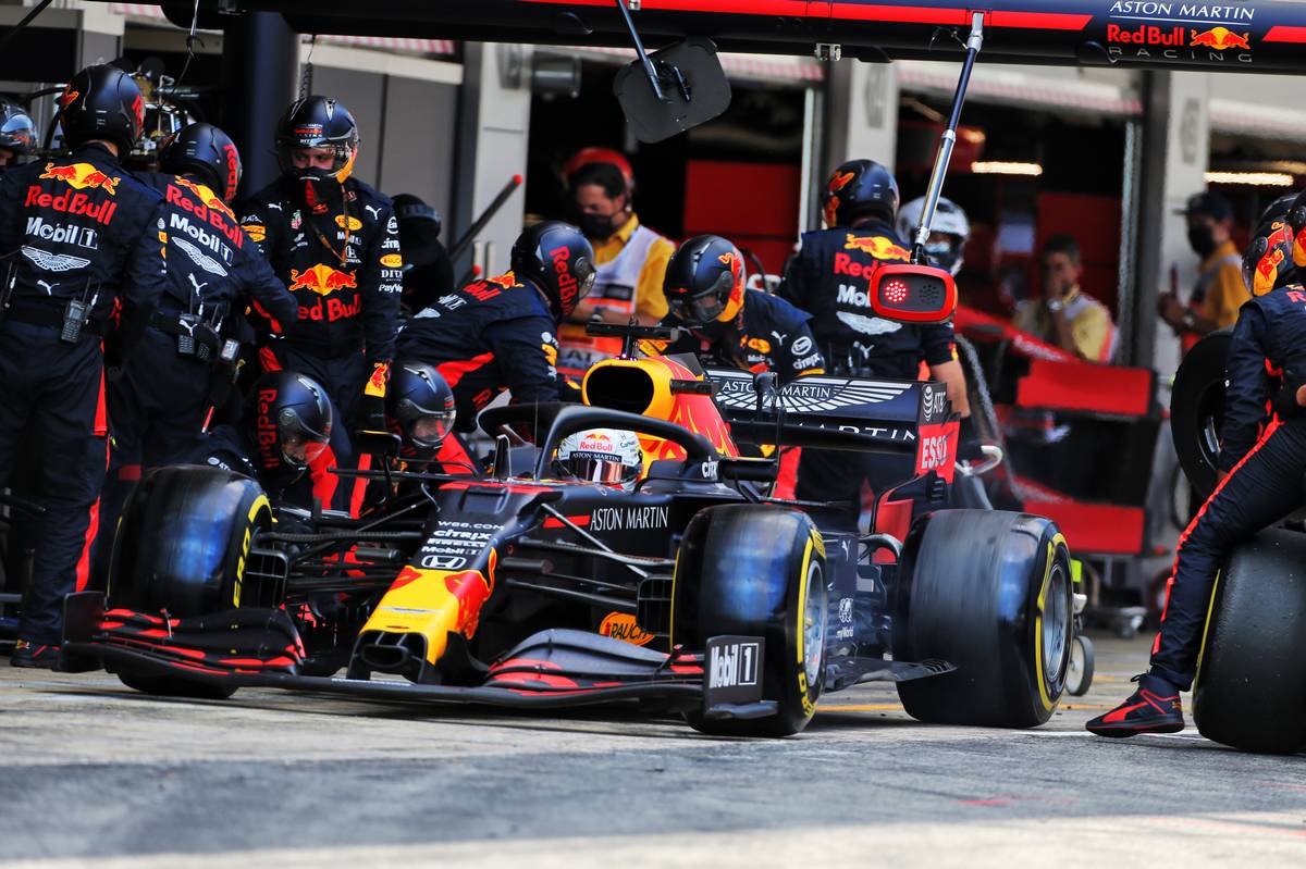 Max Verstappen (NLD) Red Bull Racing RB16 makes a pit stop.