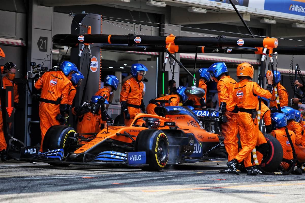 Carlos Sainz Jr (ESP) McLaren MCL35 makes a pit stop.