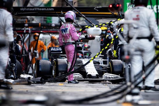 Daniil Kvyat (RUS) AlphaTauri AT01 makes a pit stop.
16.08.2020. Formula 1 World Championship, Rd 6, Spanish Grand Prix, Barcelona, Spain, Race Day.
- www.xpbimages.com, EMail: requests@xpbimages.com © Copyright: Bearne / XPB Images