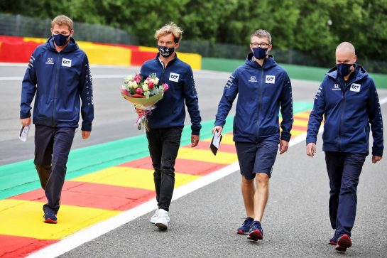 Pierre Gasly (FRA) AlphaTauri walks the circuit with the team.
27.08.2020. Formula 1 World Championship, Rd 7, Belgian Grand Prix, Spa Francorchamps, Belgium, Preparation Day.
- www.xpbimages.com, EMail: requests@xpbimages.com - copy of publication required for printed pictures. Every used picture is fee-liable. © Copyright: Charniaux / XPB Images