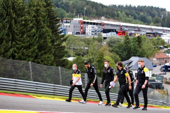 Esteban Ocon (FRA) Renault F1 Team walks the circuit with the team.
27.08.2020. Formula 1 World Championship, Rd 7, Belgian Grand Prix, Spa Francorchamps, Belgium, Preparation Day.
- www.xpbimages.com, EMail: requests@xpbimages.com - copy of publication required for printed pictures. Every used picture is fee-liable. © Copyright: Charniaux / XPB Images
