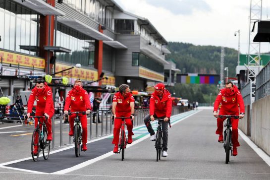 Charles Leclerc (MON) Ferrari rides the circuit with the team.
27.08.2020. Formula 1 World Championship, Rd 7, Belgian Grand Prix, Spa Francorchamps, Belgium, Preparation Day.
- www.xpbimages.com, EMail: requests@xpbimages.com © Copyright: Moy / XPB Images