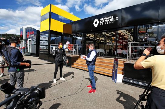 Daniel Ricciardo (AUS) Renault F1 Team with the media.
27.08.2020. Formula 1 World Championship, Rd 7, Belgian Grand Prix, Spa Francorchamps, Belgium, Preparation Day.
- www.xpbimages.com, EMail: requests@xpbimages.com © Copyright: Moy / XPB Images