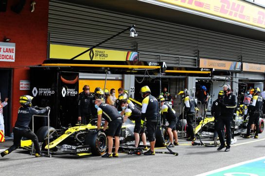 Daniel Ricciardo (AUS) Renault F1 Team RS20 and Esteban Ocon (FRA) Renault F1 Team RS20 in the pits.
29.08.2020. Formula 1 World Championship, Rd 7, Belgian Grand Prix, Spa Francorchamps, Belgium, Qualifying Day.
- www.xpbimages.com, EMail: requests@xpbimages.com © Copyright: Moy / XPB Images