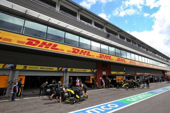 Daniel Ricciardo (AUS) Renault F1 Team RS20 and Esteban Ocon (FRA) Renault F1 Team RS20 in the pits.
29.08.2020. Formula 1 World Championship, Rd 7, Belgian Grand Prix, Spa Francorchamps, Belgium, Qualifying Day.
- www.xpbimages.com, EMail: requests@xpbimages.com © Copyright: Moy / XPB Images