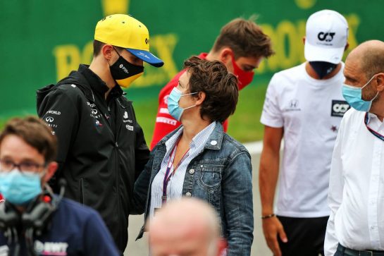 (L to R): Esteban Ocon (FRA) Renault F1 Team with Nathalie Hubert (FRA) - a minute's silence for Anthoine Hubert is observed before the F2 race.
29.08.2020. Formula 1 World Championship, Rd 7, Belgian Grand Prix, Spa Francorchamps, Belgium, Qualifying Day.
- www.xpbimages.com, EMail: requests@xpbimages.com © Copyright: Moy / XPB Images