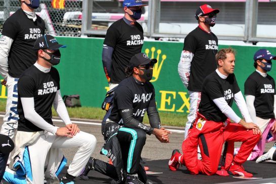 (L to R): Nicholas Latifi (CDN) Williams Racing; Lewis Hamilton (GBR) Mercedes AMG F1; and Sebastian Vettel (GER) Ferrari, grid atmosphere - end racism.
30.08.2020. Formula 1 World Championship, Rd 7, Belgian Grand Prix, Spa Francorchamps, Belgium, Race Day.
- www.xpbimages.com, EMail: requests@xpbimages.com © Copyright: Batchelor / XPB Images