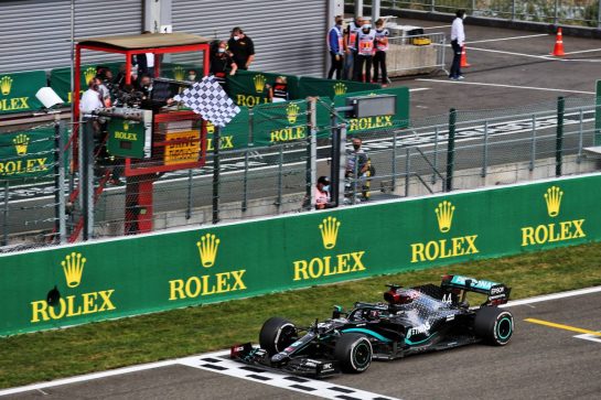 Race winner Lewis Hamilton (GBR) Mercedes AMG F1 W11 takes the chequered flag at the end of the race.
30.08.2020. Formula 1 World Championship, Rd 7, Belgian Grand Prix, Spa Francorchamps, Belgium, Race Day.
- www.xpbimages.com, EMail: requests@xpbimages.com - copy of publication required for printed pictures. Every used picture is fee-liable. © Copyright: Charniaux / XPB Images