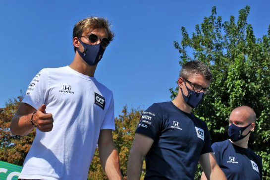 Pierre Gasly (FRA) AlphaTauri walks the circuit with the team.
03.09.2020. Formula 1 World Championship, Rd 8, Italian Grand Prix, Monza, Italy, Preparation Day.
- www.xpbimages.com, EMail: requests@xpbimages.com © Copyright: Batchelor / XPB Images